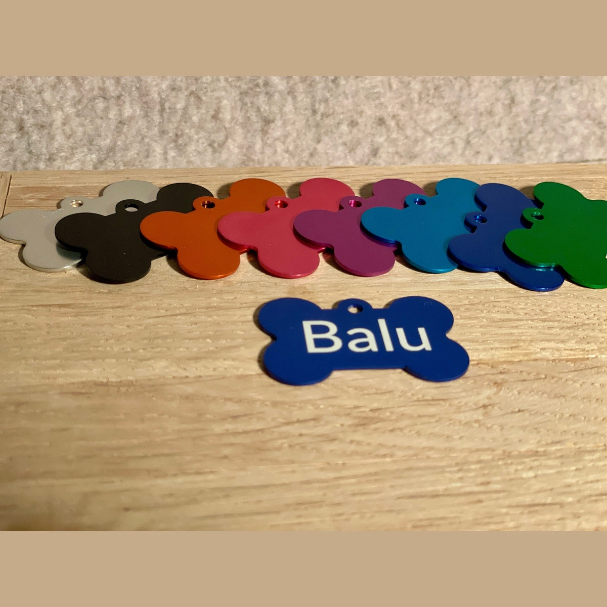 Hundemarke Knochen mit Namensgravur in verschiedenen Farben Hundemarke Das Glückswerk