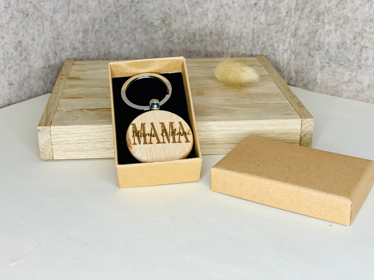 Schlüsselanhänger in Geschenkbox Geschenk Oma Opa Mama Papa Enkel Kinder für den der alles hat, DasGlueckswerk, Schlüsselanhänger, Keychains, Holz, Metall
