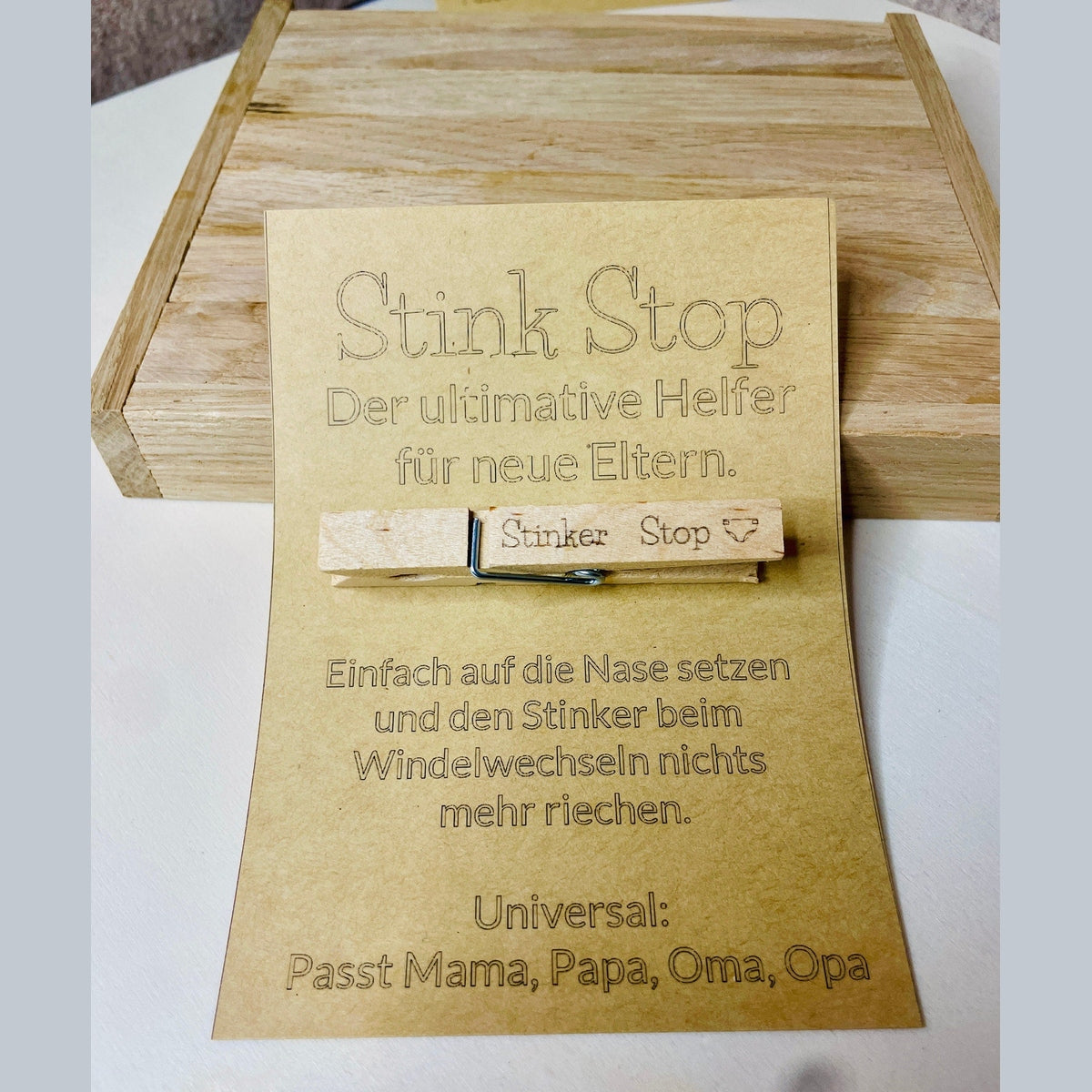 Stink Stop - Geschenk für frischgebackene Eltern mit Wäscheklammer Windelmünze Das Glückswerk