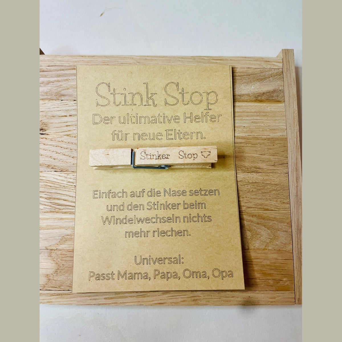 Stink Stop - Geschenk für frischgebackene Eltern mit Wäscheklammer Windelmünze Das Glückswerk