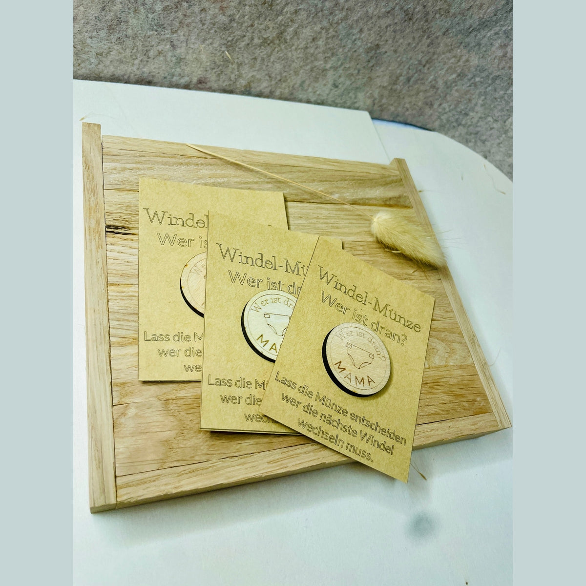 Windelmünze – Gravierte Holzmünze für frischgebackene Eltern Geschenk Geburt Das Glückswerk
