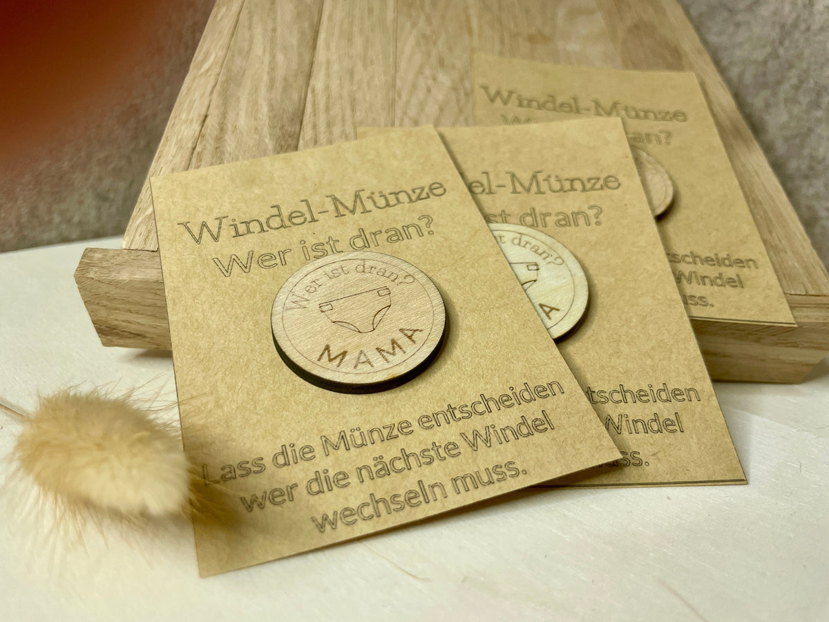 Windelmünze aus Holz, Nahaufnahme der Gravur