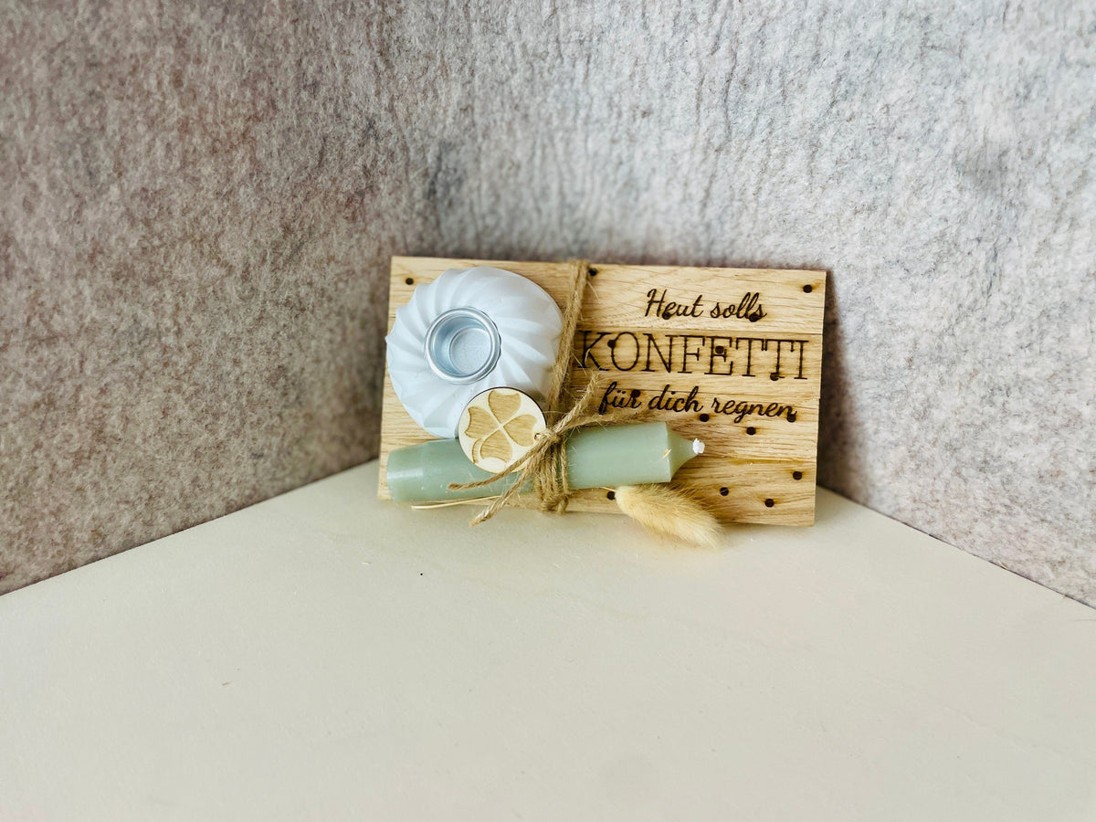Holzbrett-Set mit Gugelhupf-Kerze und Trockenblumen, Nahaufnahme