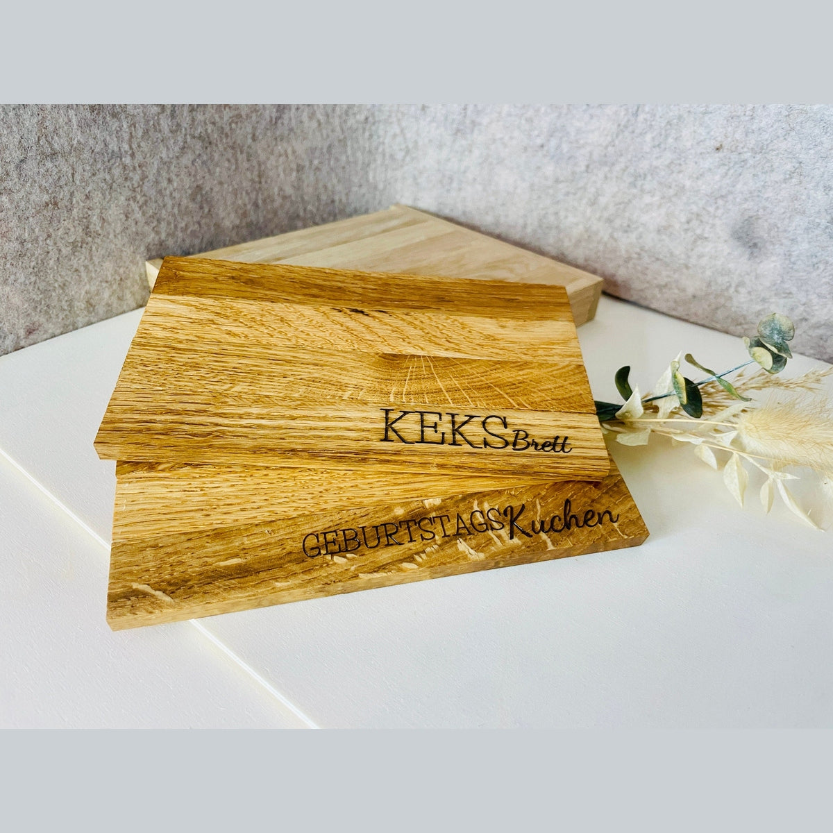 individualisierter Untersetzer aus Holz mit Gravur "Mama ist die beste" oder "Keksbrett" Brettchen Das Glückswerk