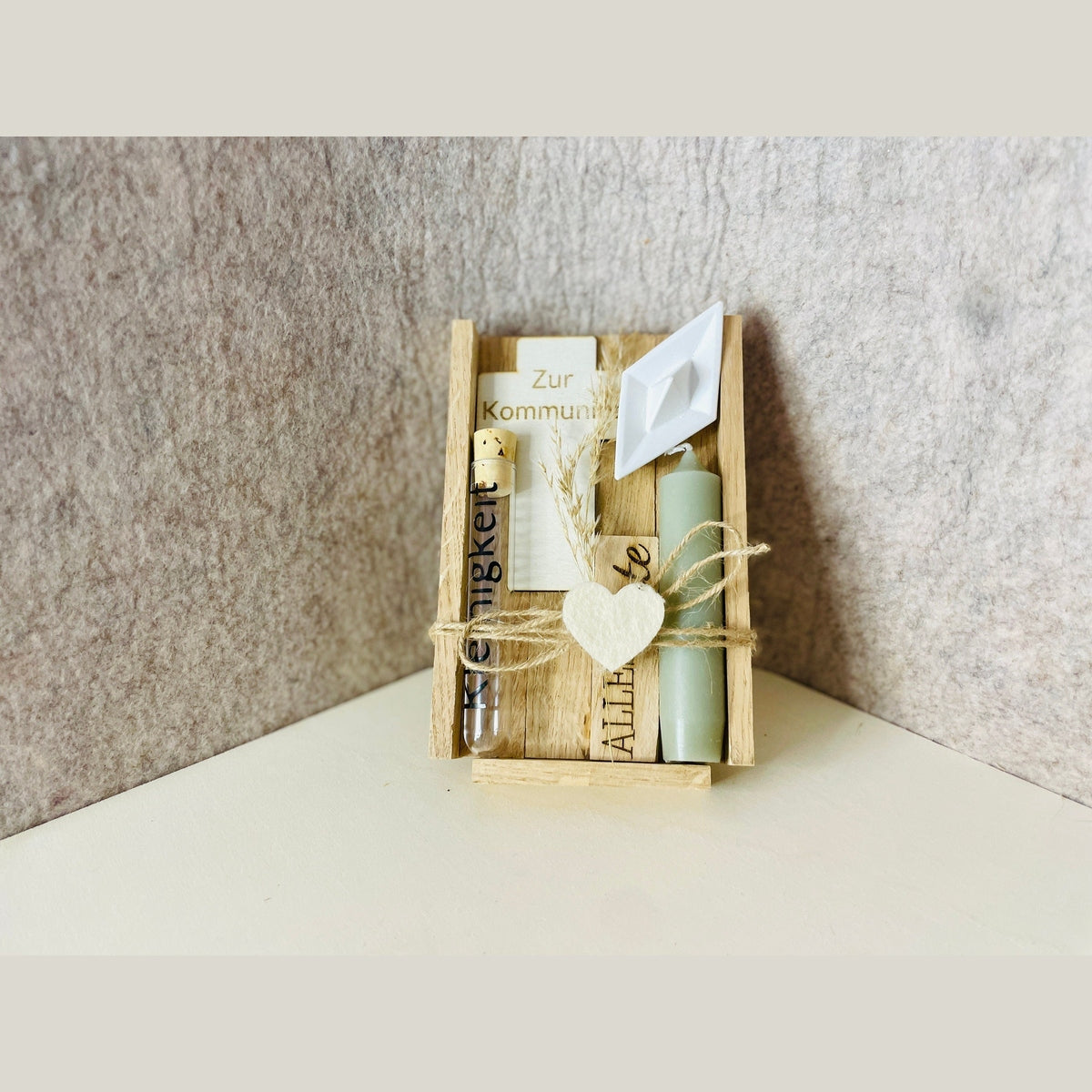 Christliches Geschenkset zur Kommunion mit Kerze, Fisch und personalisiertem Kreuz aus holz mit Röhrchen für Geldgeschenk "Wunscherfüller" Geschenkset Das Glückswerk