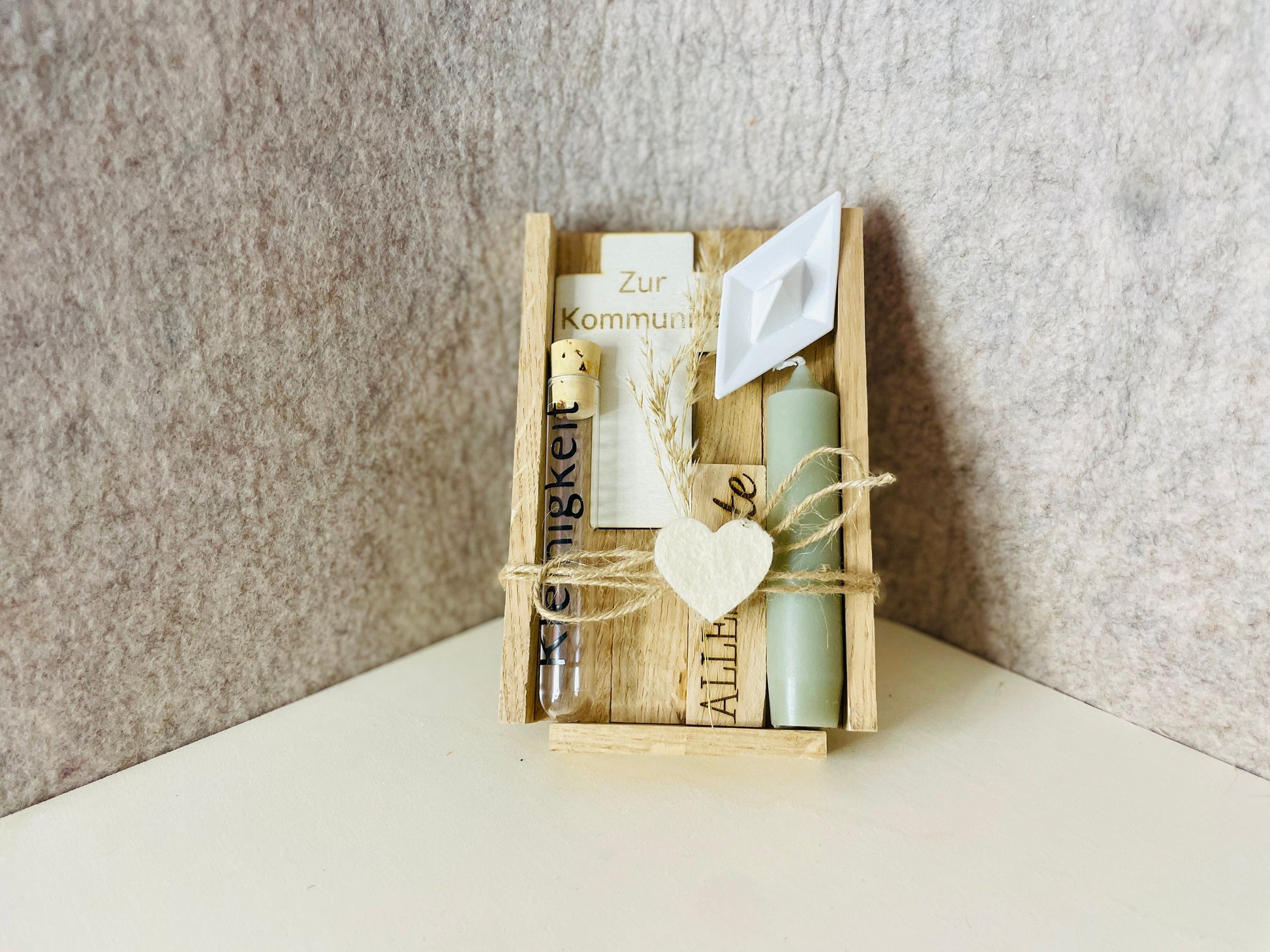 Erinnerung Kommunion
Geschenk für das Kommunionskind
Kommunion Dekoration
Personalisierte Kerze
Glaube Geschenkset
Symbolische Geschenke zur Kommunion
Kerze mit Trockenblumen
Kreuz zur Kommunion