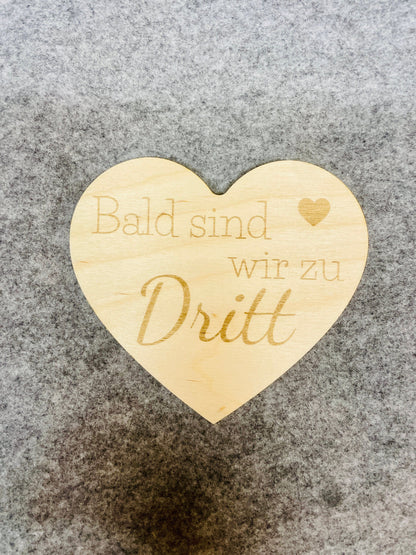 Bald sind wir zu dritt Herz, holz graviert Schwangerschaft. Herz Holz, Schwangerschaftsankündigung, Bald sind wir zu dritt, Schwangerschaft bekannt geben, Holzherz Schwangerschaft, Schwangerschaftsüberraschung, personalisierte