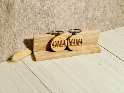 Schlüsselanhänger in Geschenkbox Geschenk Oma Opa Mama Papa Enkel Kinder für den der alles hat, DasGlueckswerk, Schlüsselanhänger, Keychains, Holz, Metall