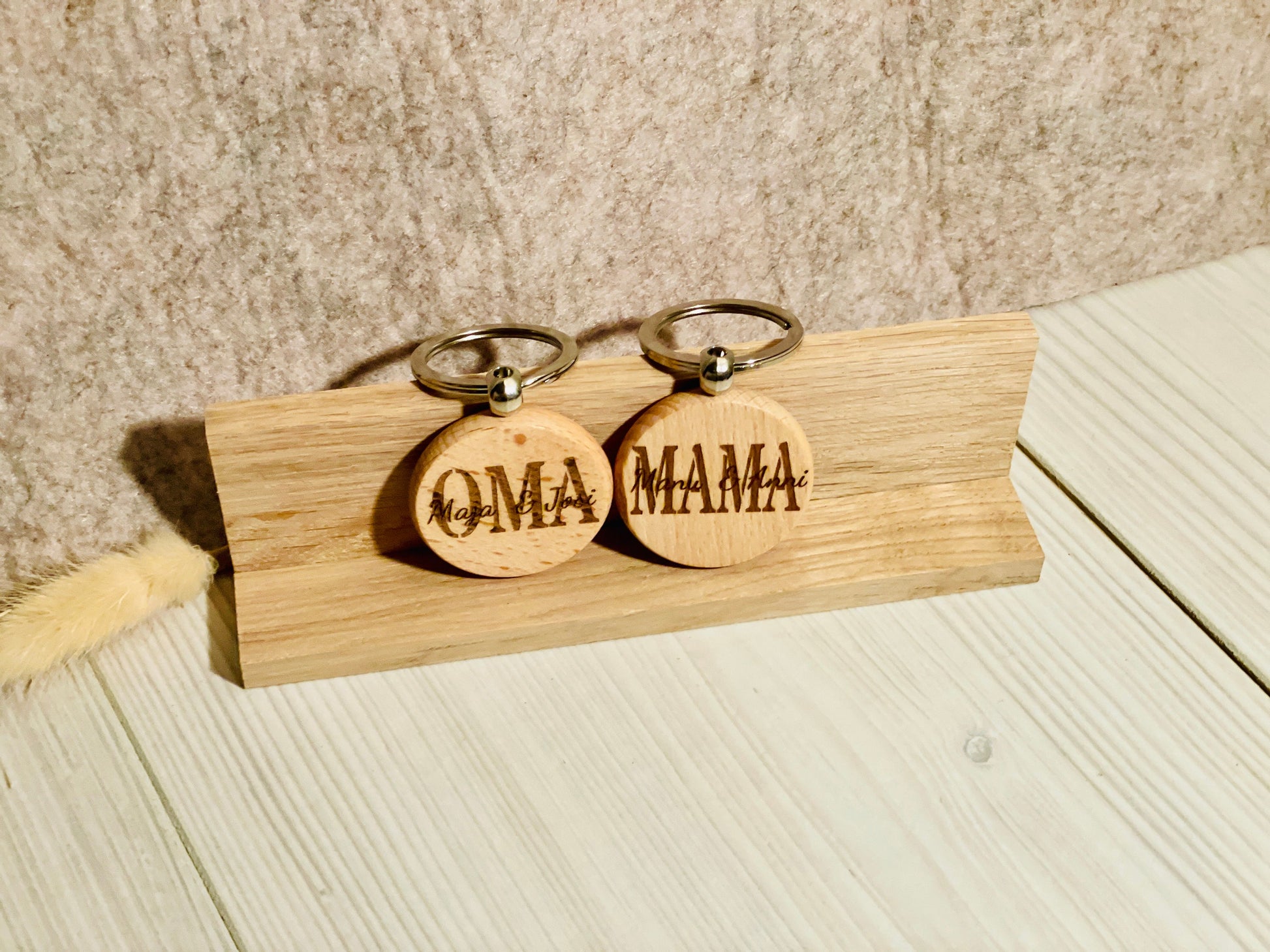 Schlüsselanhänger in Geschenkbox Geschenk Oma Opa Mama Papa Enkel Kinder für den der alles hat, DasGlueckswerk, Schlüsselanhänger, Keychains, Holz, Metall