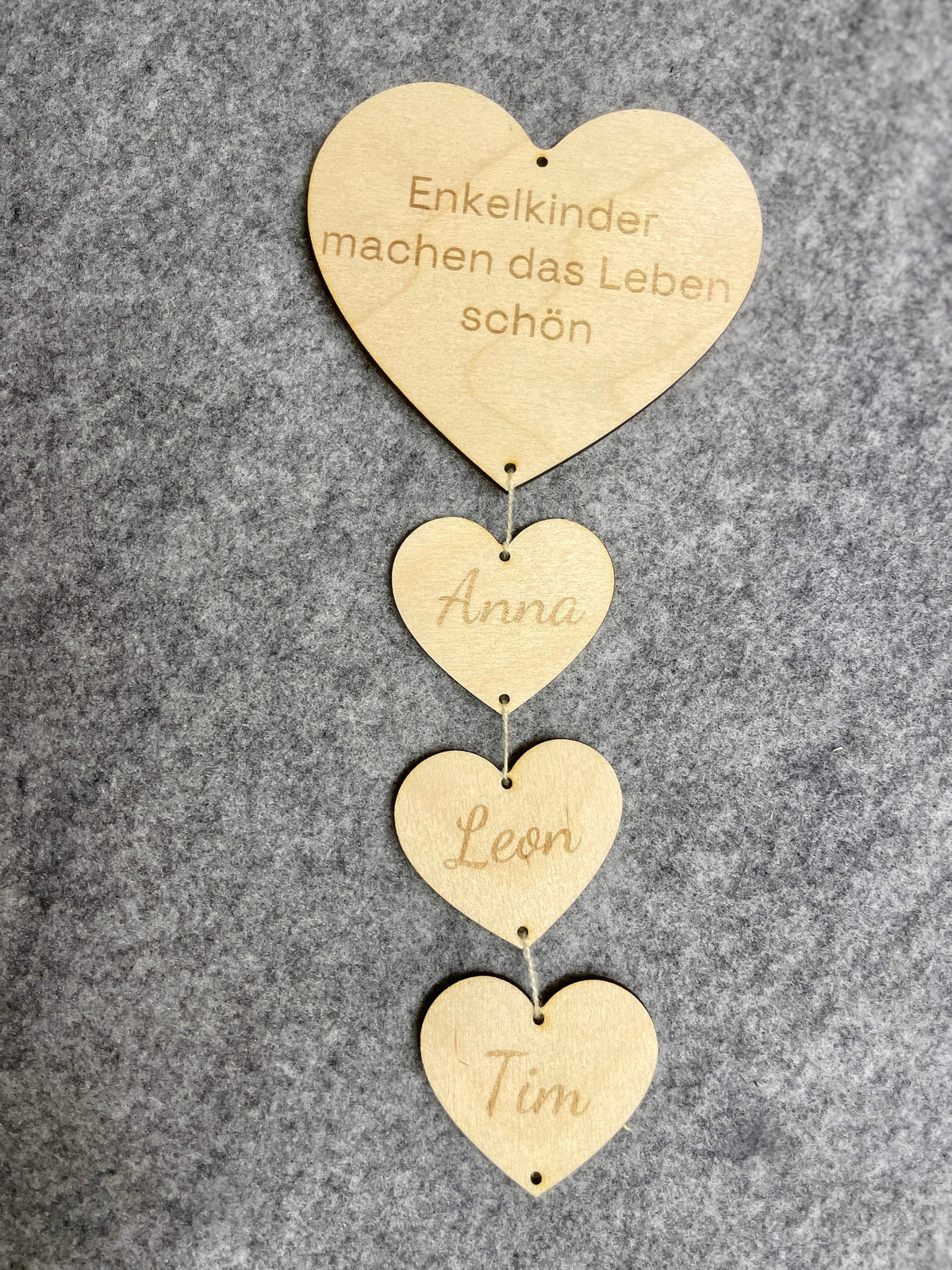 Holzgirlande Oma und Enkel | personalisierte Familiendeko aus Holz | Geschenk für Oma mit Namen der Enkelkinder, DasGlueckswerk, Dekoration, Mobiles, holz
