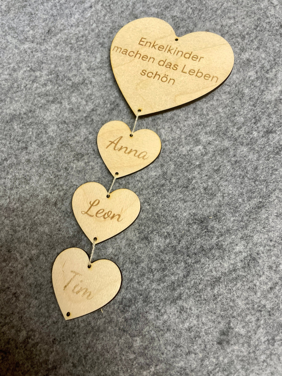 Holzgirlande Oma und Enkel | personalisierte Familiendeko aus Holz | Geschenk für Oma mit Namen der Enkelkinder, DasGlueckswerk, Dekoration, Mobiles, holz