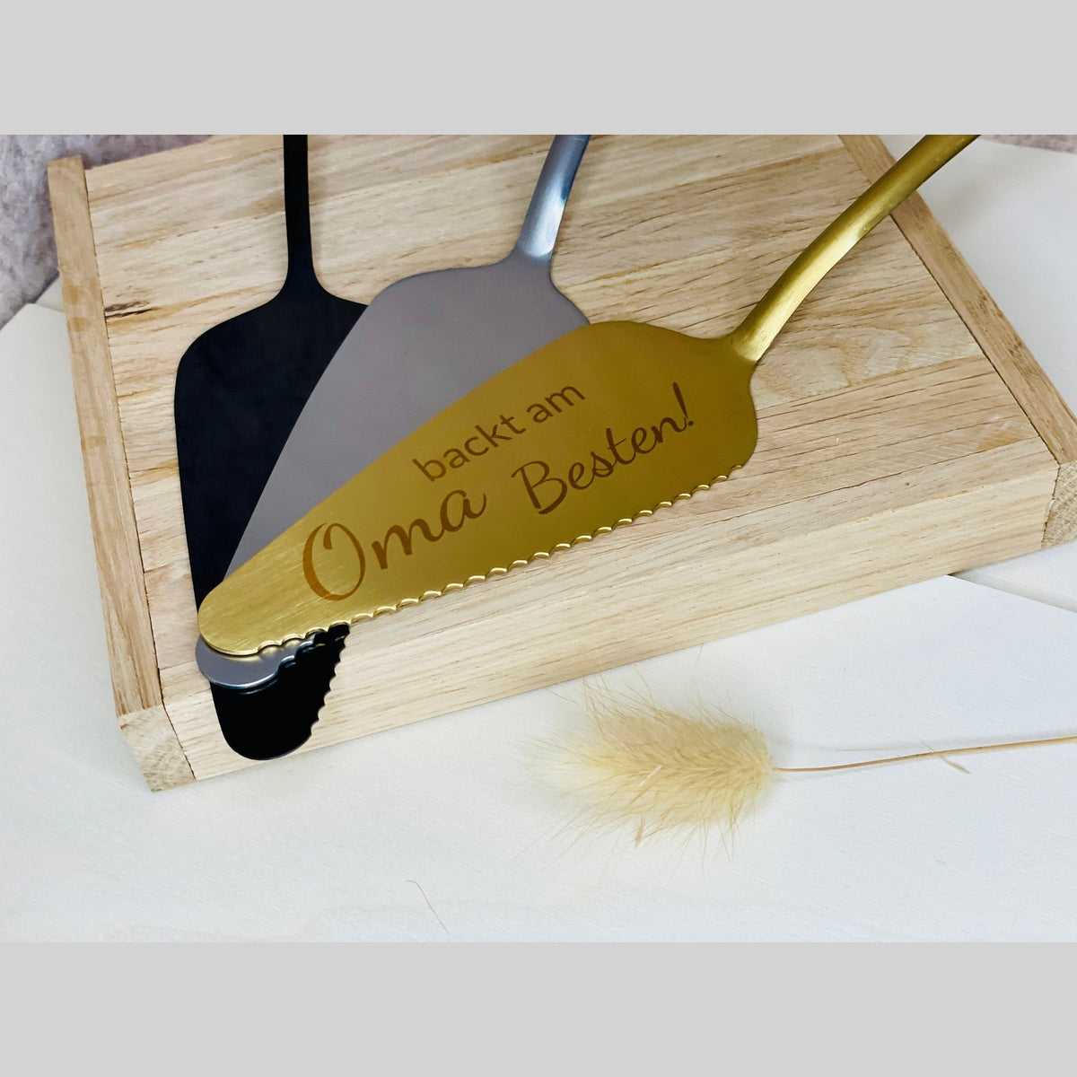 Tortenheber aus Gold schwarz silber zum Kuchen anschneiden und Ausgeben z.B. für Hochzeitstorten Tortenheber Das Glückswerk