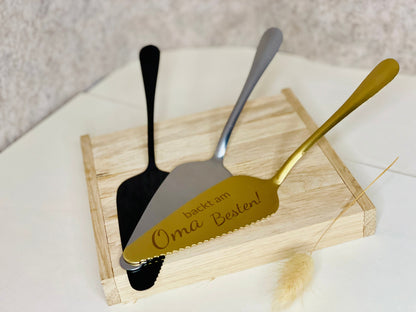 Hochzeitstorte Tortenschaufel Tortenheber Tortenbesteck Kuchenbesteck Torte Kuchen Hochzeit Heiraten Individuelles Geschenk individualisiert personalisiert günstig preiswert lustig witzig
Gravur Mitbringsel Kleinigkeit Geschenkkarte
Oma Opa Mama