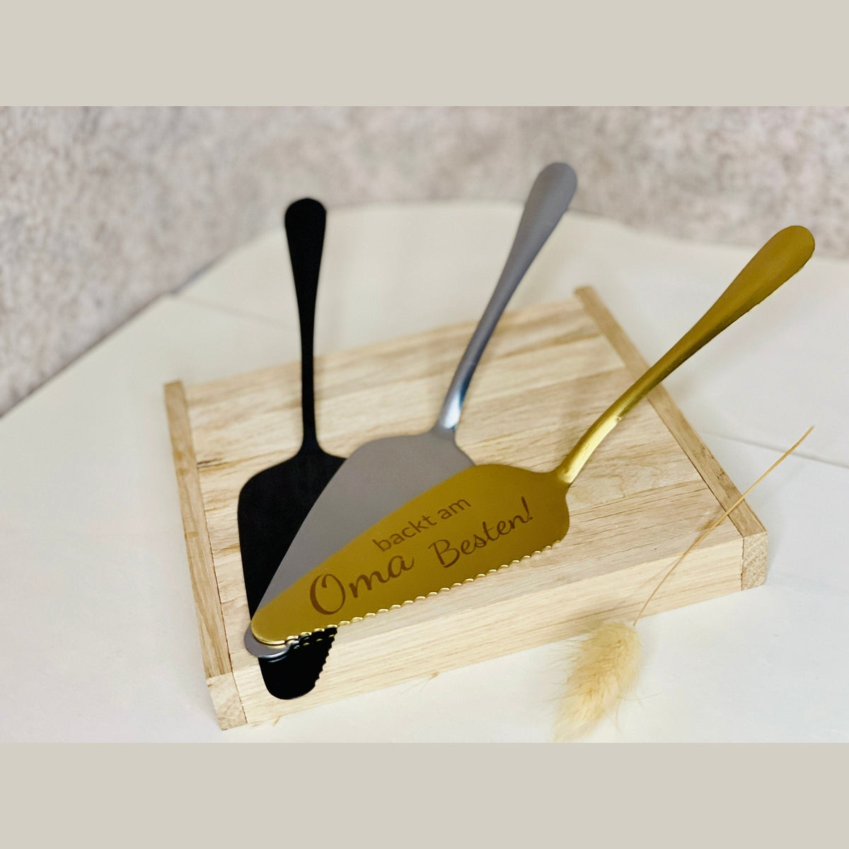 Tortenheber aus Gold schwarz silber zum Kuchen anschneiden und Ausgeben z.B. für Hochzeitstorten Tortenheber Das Glückswerk