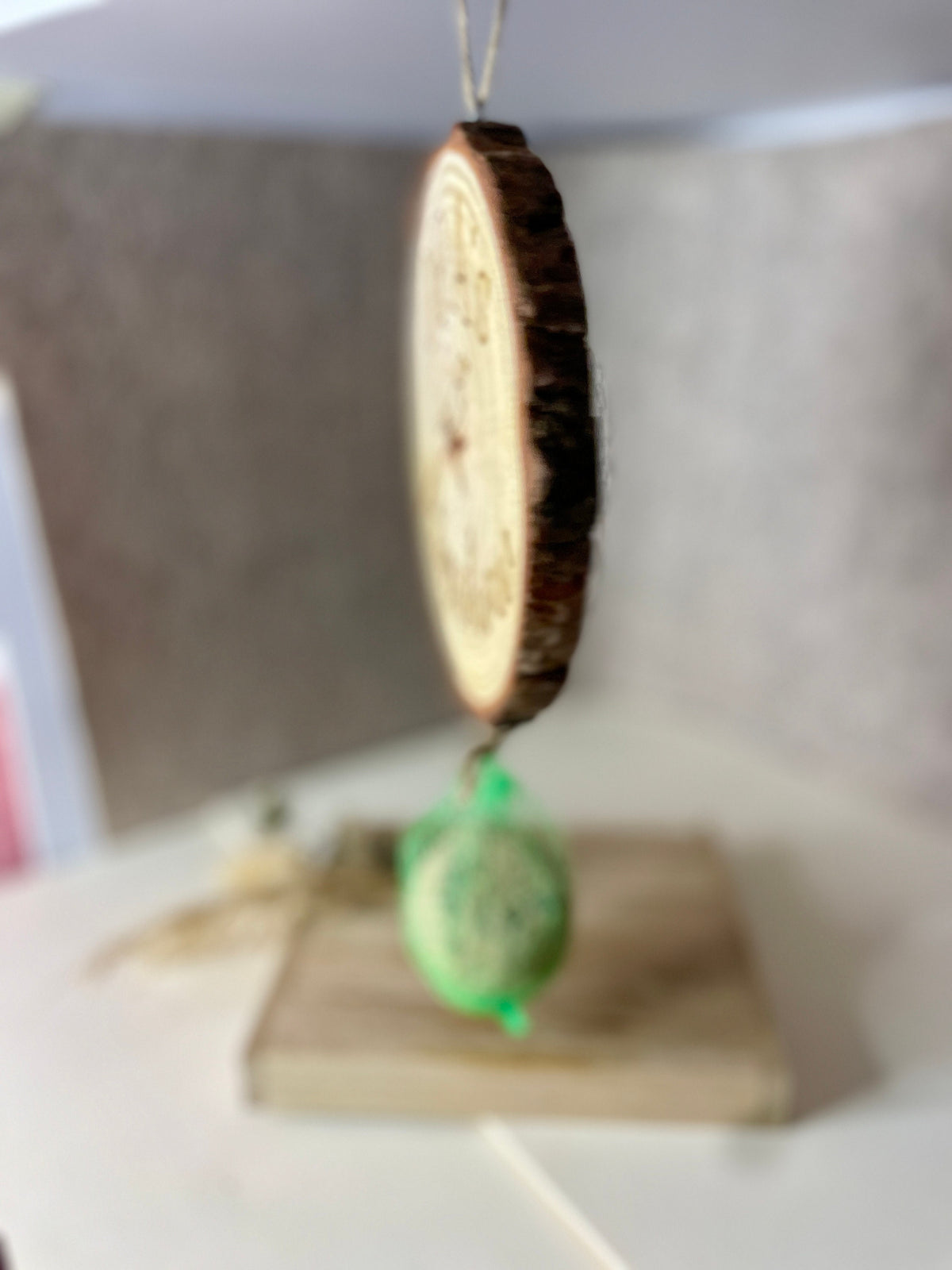 Baumscheibe Gravur Vogelfutterstation, Holz mit Meisenknödelhalter, 16-17 cm, DasGlueckswerk, Personalisierte Geschenk, Bird Feeders, 
