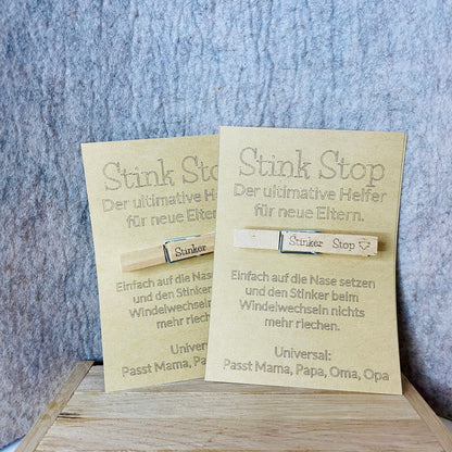 Stink Stop - Geschenk für frischgebackene Eltern mit Wäscheklammer Windelmünze Das Glückswerk