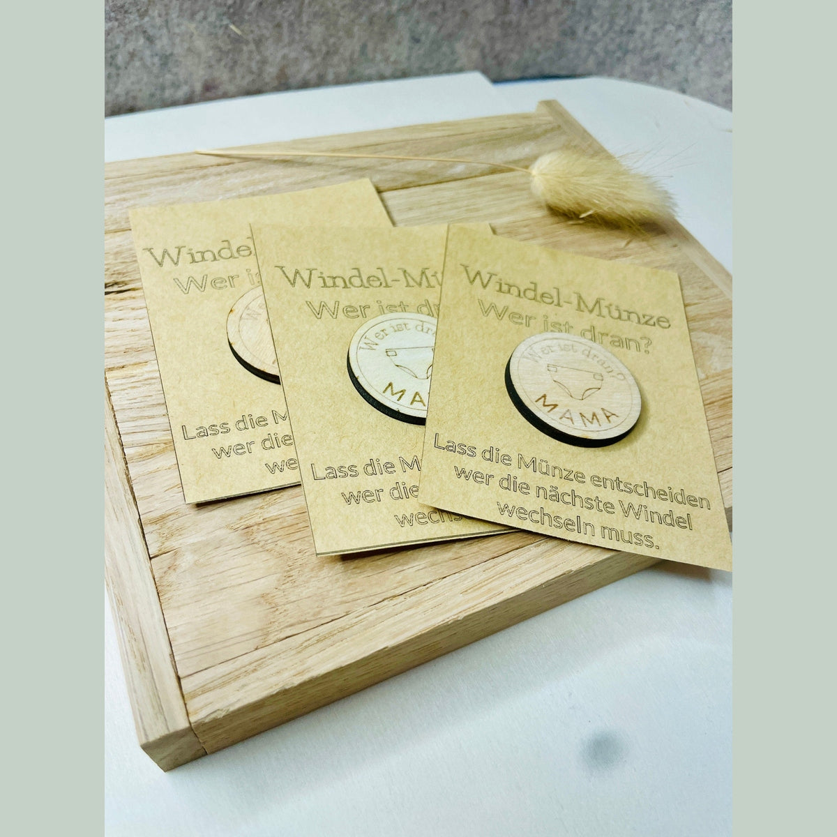 Windelmünze – Gravierte Holzmünze für frischgebackene Eltern Geschenk Geburt Das Glückswerk