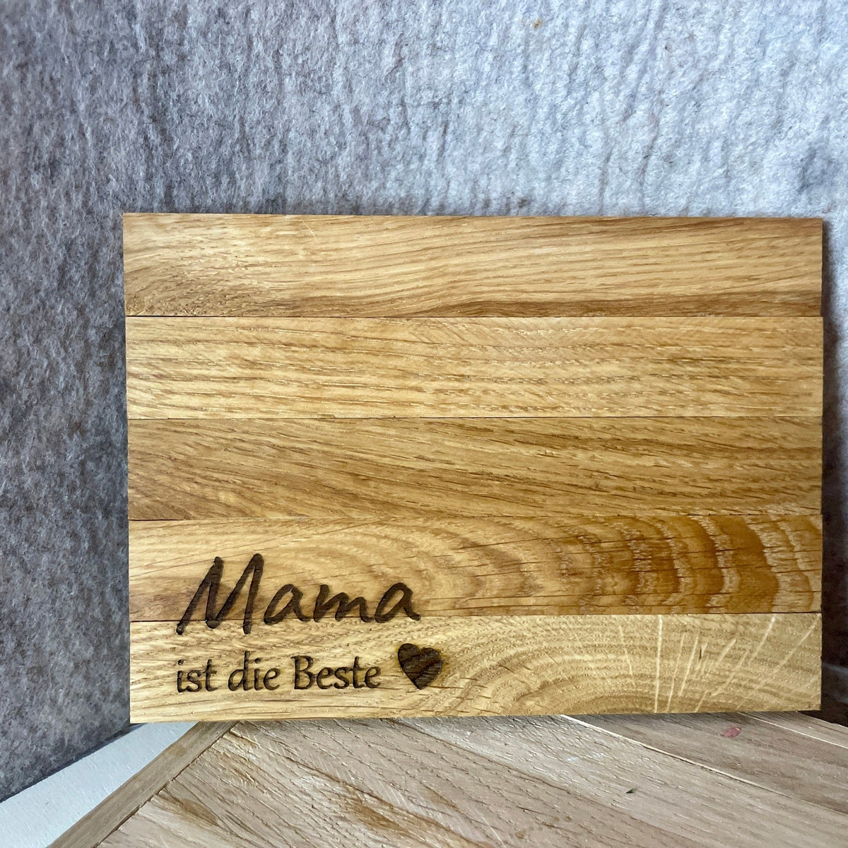 individualisierter Untersetzer aus Holz mit Gravur "Mama ist die beste" oder "Keksbrett" Brettchen Das Glückswerk