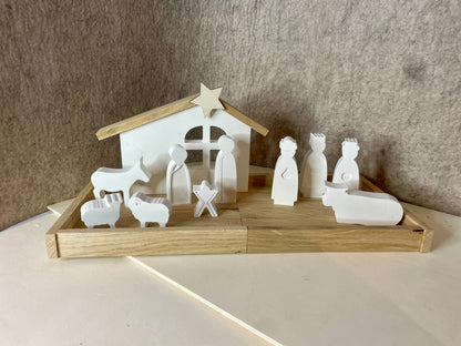 Krippe als Weihnachtsdeko aus Holz Raysin mit Maria Josef Jesus auf einem holz Tablett Das Glückswerk