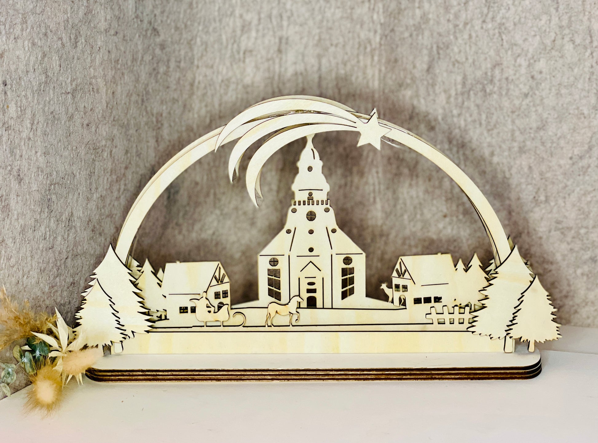 Handgefertigter Schwibbogen Seiffener Kirche – Erzgebirge Deko, LED Lichterbogen, Weihnachten, Holzkunst, verschiedene Größen Das Glückswerk