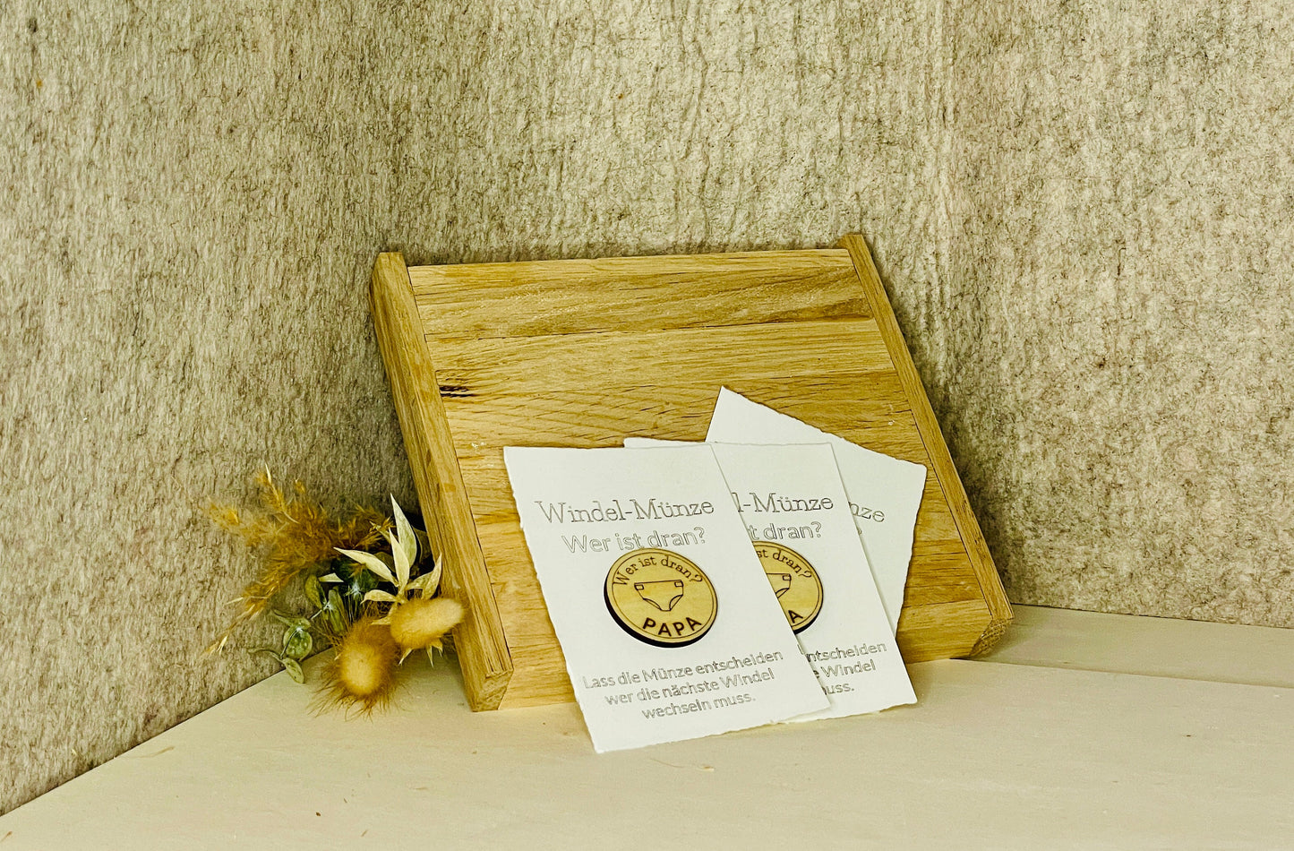 Windelmünze aus Holz – Mama oder Papa, Geschenk für frischgebackene Eltern, DasGlueckswerk, Geburt & Baby, Baby & Toddler Toys, holz, kraftpapier