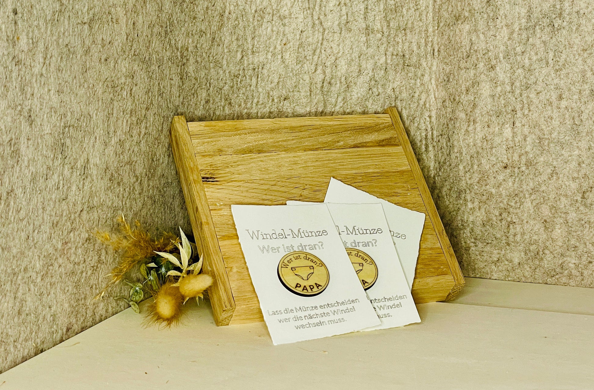 Windelmünze aus Holz – Mama oder Papa, Geschenk für frischgebackene Eltern, DasGlueckswerk, Geburt & Baby, Baby & Toddler Toys, holz, kraftpapier