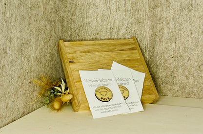 Windelmünze aus Holz – Mama oder Papa, Geschenk für frischgebackene Eltern, DasGlueckswerk, Geburt & Baby, Baby & Toddler Toys, holz, kraftpapier