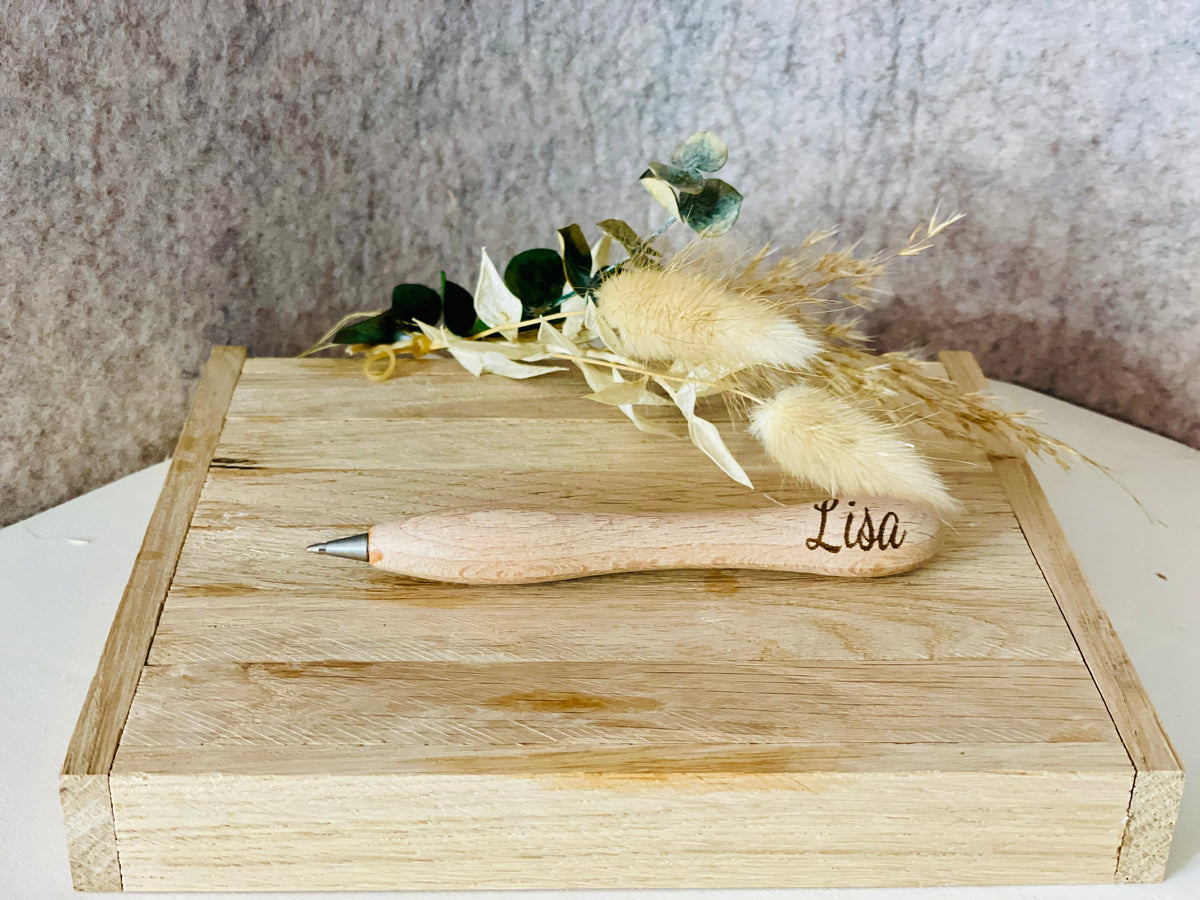 Kugelschreiber Holz, Detailansicht Gravur