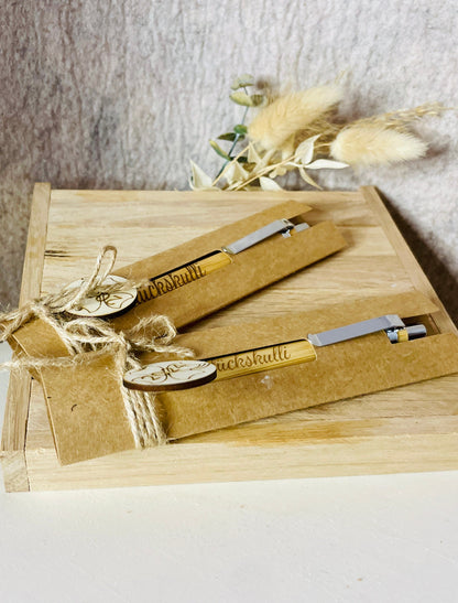 Kugelschreiber aus Holz, Glückskulli, personalisierte Gravur, Geschenkidee, individueller Kugelschreiber, Holz Kugelschreiber, Geschenkverpackung, Schreibutensil mit Gravur, persönliches Geschenk, edler Kugelschreiber, einzigartiges Geschenk,