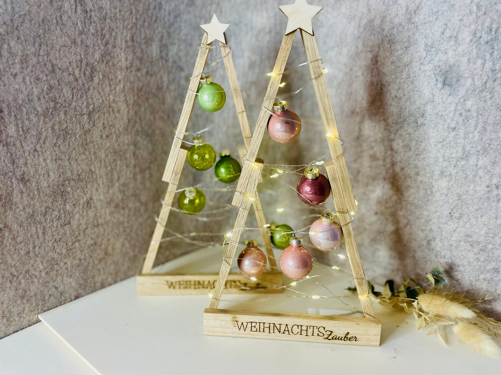 Weihnachtsbaum aus Holz mit Lichterkette und Weihnachtskugeln aus Glas Das Glückswerk