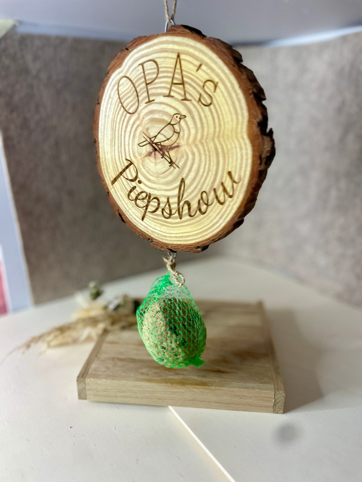 Baumscheibe Gravur Vogelfutterstation, Holz mit Meisenknödelhalter, 16-17 cm, DasGlueckswerk, Personalisierte Geschenk, Bird Feeders, 