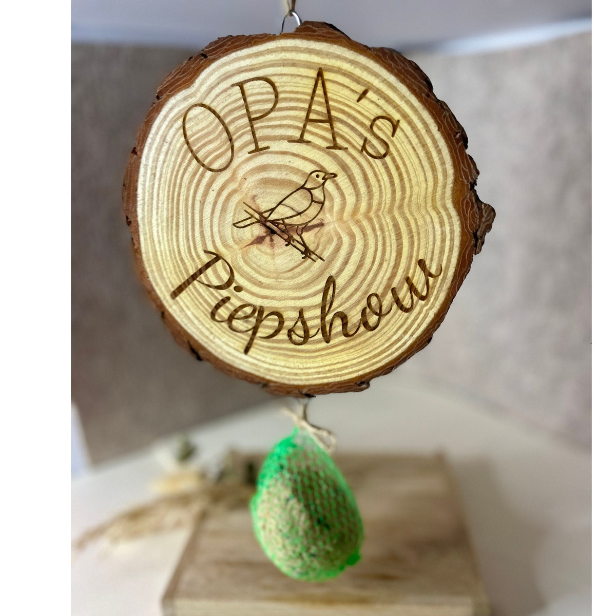 Baumscheibe mit Gravur Opas Piepshow und Halterung für Meisenknödel 16-17cm Vogelhäuschen Das Glückswerk