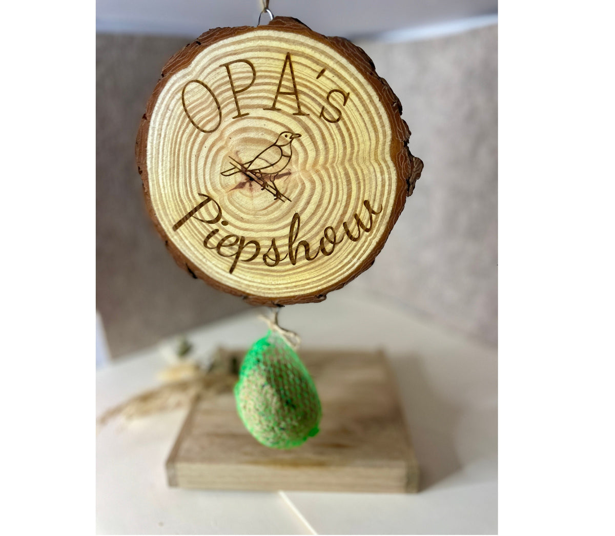 Geschenk für Vogelbeobachter, rustikale Garten Deko, Vogelfütterung, Geschenk für Großvater, Garten Deko Holz, Baumscheibe Vogelfutterstation, Meisenknödel Deko, rustikale Vogelfutterstation, Opa Garten Deko.