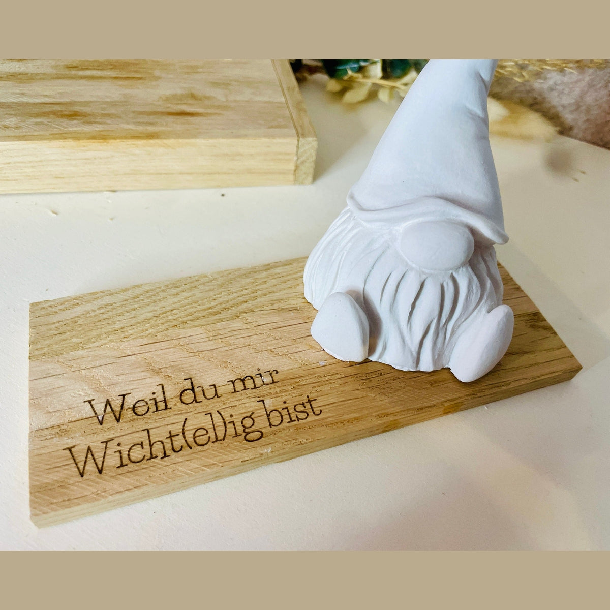 wichtel auf Brettchen mit Gruß weil du mir wichtelig wicht(el)ig bist Dekoration Das Glückswerk