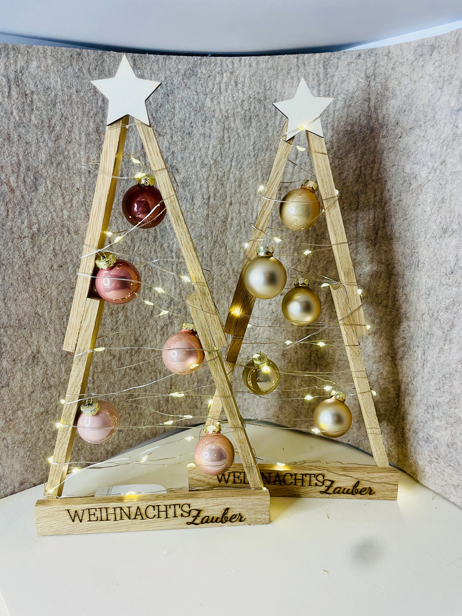 Weihnachtsbaum aus Holz mit Lichterkette und Weihnachtskugeln aus Glas Das Glückswerk