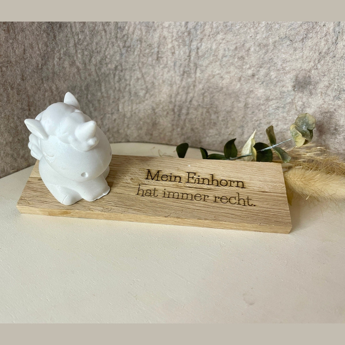 Einhorn Pferd auf Brettchen und lustiger Spruch als witzige Geschenkidee Aufsteller Das Glückswerk