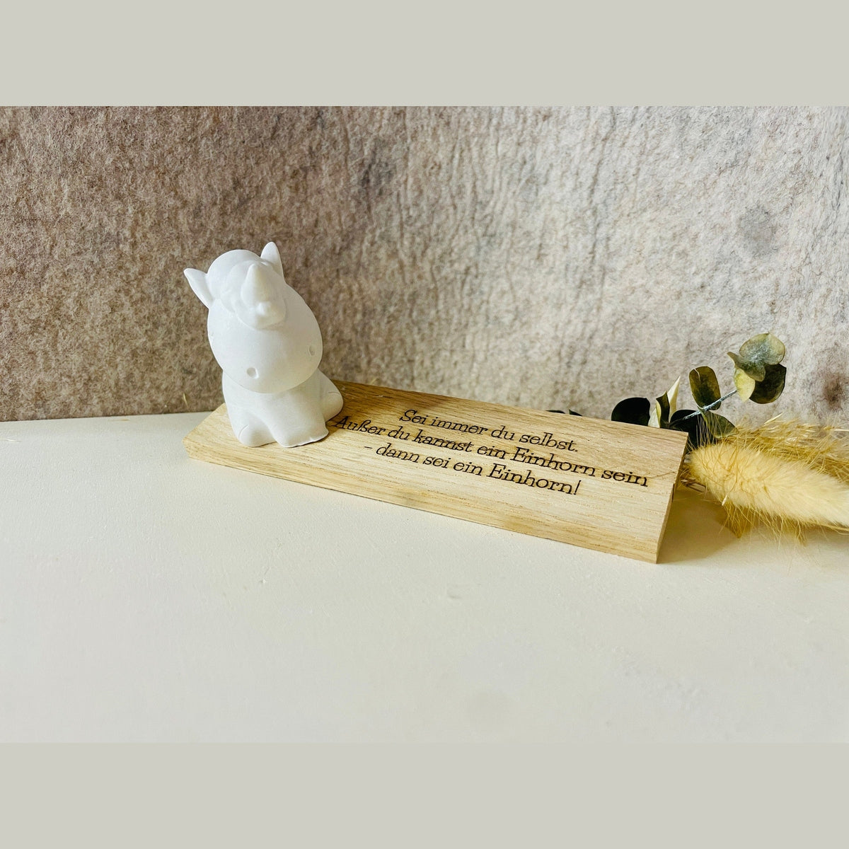 Einhorn Pferd auf Brettchen und lustiger Spruch als witzige Geschenkidee Aufsteller Das Glückswerk