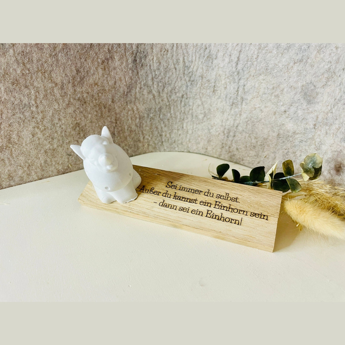 Einhorn Pferd auf Brettchen und lustiger Spruch als witzige Geschenkidee Aufsteller Das Glückswerk