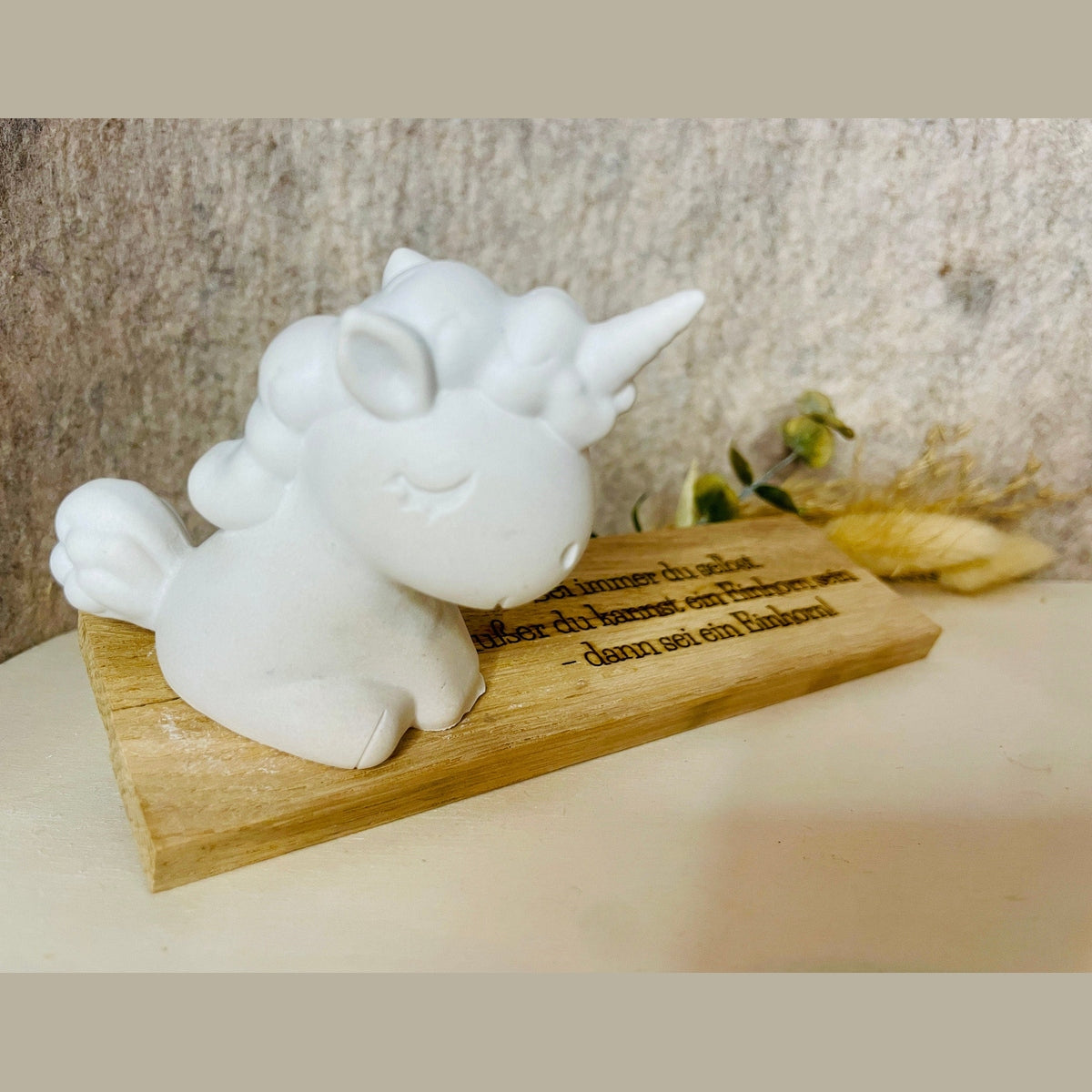 Einhorn Pferd auf Brettchen und lustiger Spruch als witzige Geschenkidee Aufsteller Das Glückswerk
