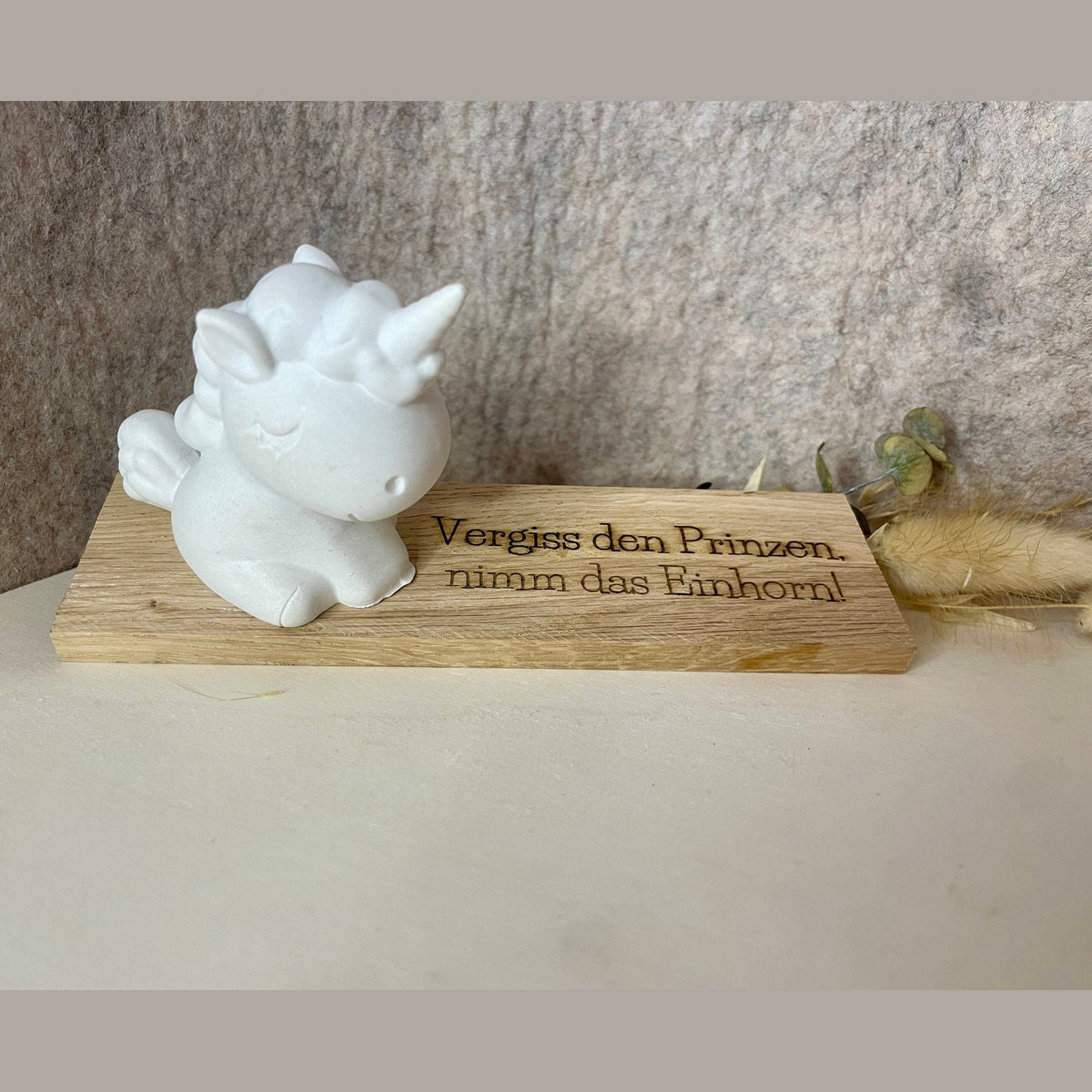 Einhorn Pferd auf Brettchen und lustiger Spruch als witzige Geschenkidee Aufsteller Das Glückswerk