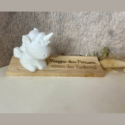 Einhorn Pferd auf Brettchen und lustiger Spruch als witzige Geschenkidee Aufsteller Das Glückswerk