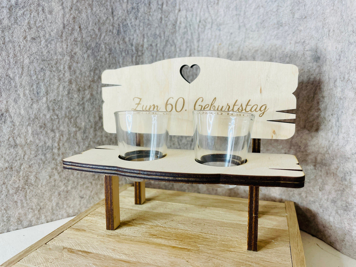Personalisierte Schnapsbank aus Holz mit Herzausschnitt, Detailansicht