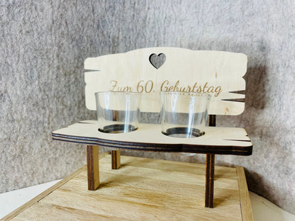 Personalisierte Schnapsbank aus Holz mit Herzausschnitt, Detailansicht