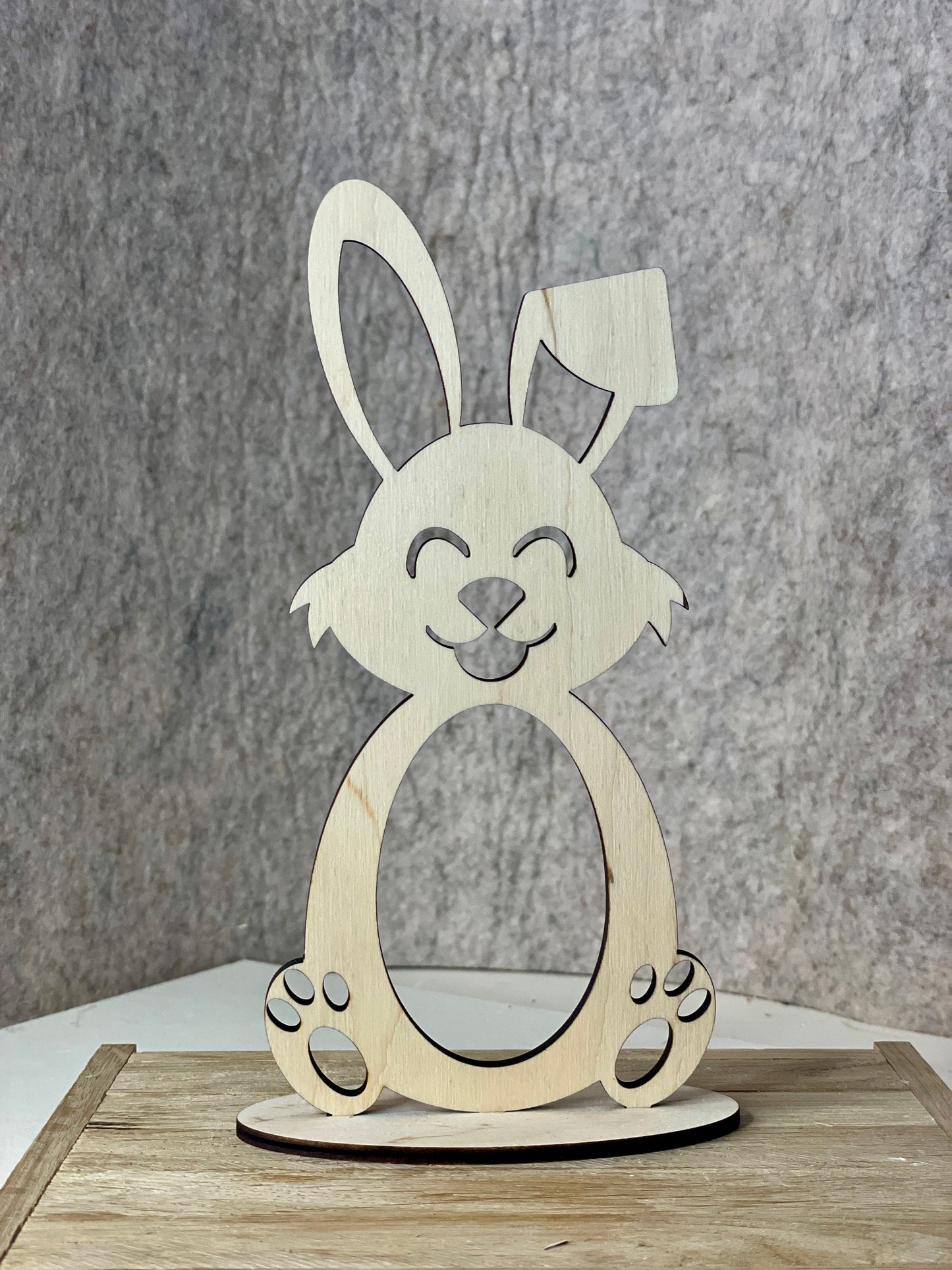 Holz-Osterhase für Eier – Handgefertigte Holzdekoration – Geschenk & Frühlingsdekoration Das Glückswerk