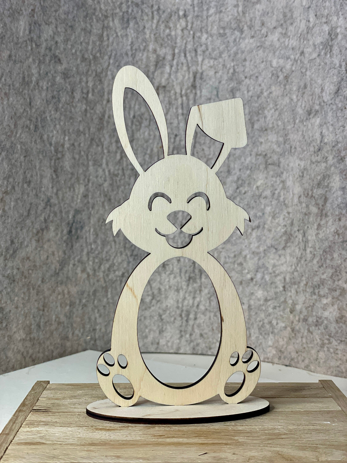 Ostergravierungen, DIY Osterprojekte, SVG für Lasergravur, Holz Osterei, Ostern basteln, Osterhase schneiden, Laserschnitt Datei, Ostergeschenk, Holzdeko Ostern, Osterhase für Überraschungsei, SVG für Holz, Basteln zu Ostern, Osterhase SVG Datei.