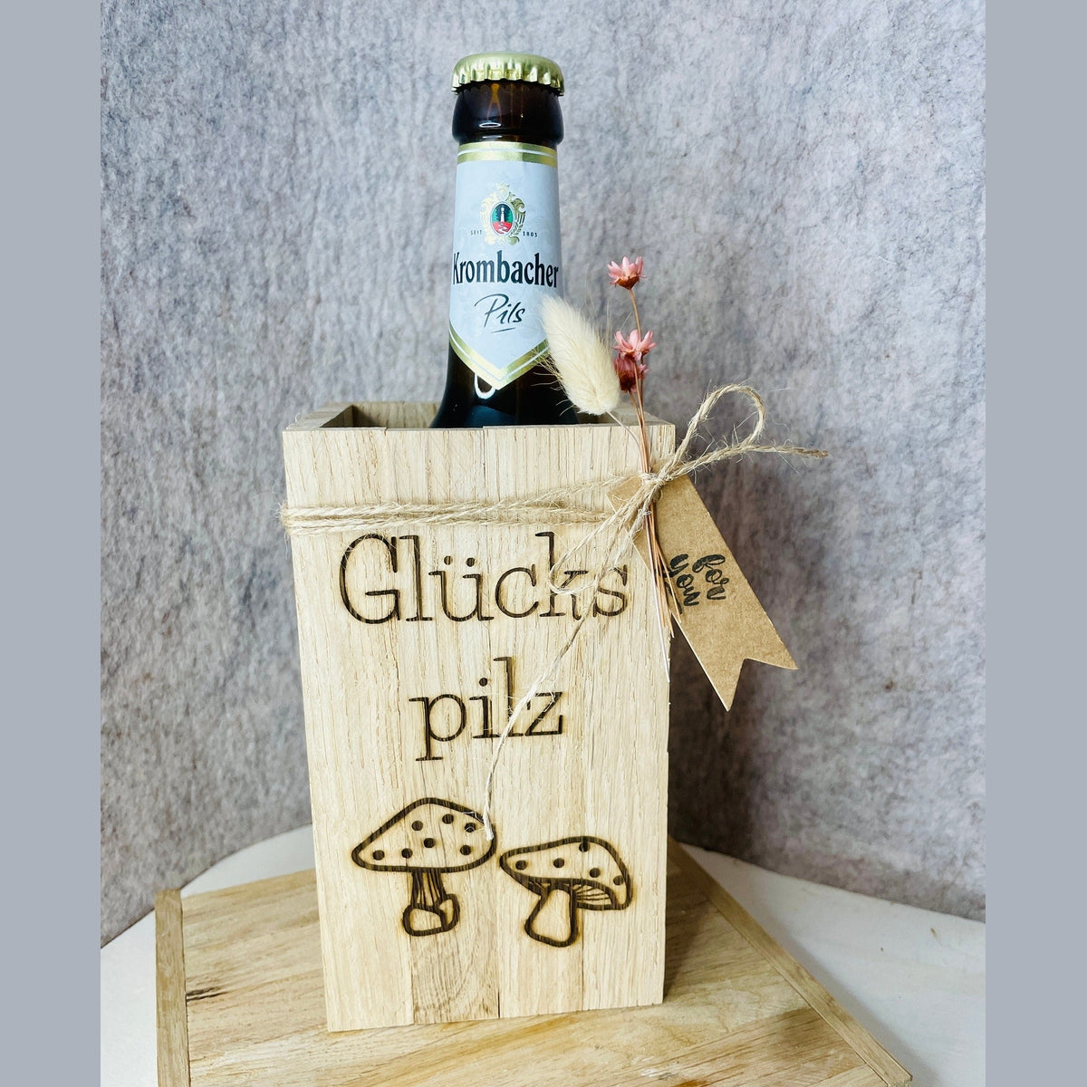 Flaschenbox aus Holz mit Gravur “Glückspilz” Flaschenbox Das Glückswerk