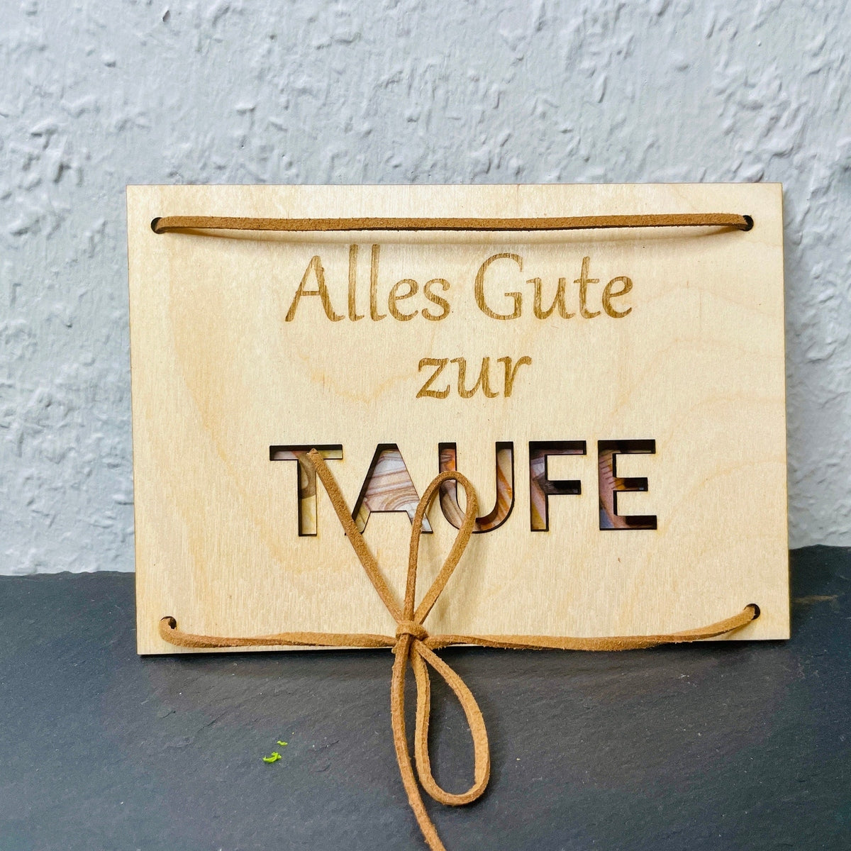 Geldgeschenk Karte aus Holz zur Taufe individualisiert mit Lederband Geschenkkarte Das Glückswerk