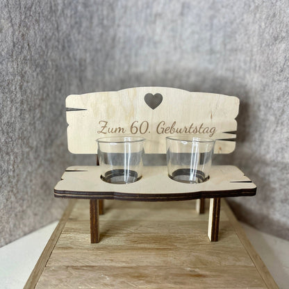Holzbank mit 2 Schnapsgläsern und Wunschgravur Geburtstagsgeschenk Schnapsbank Das Glückswerk