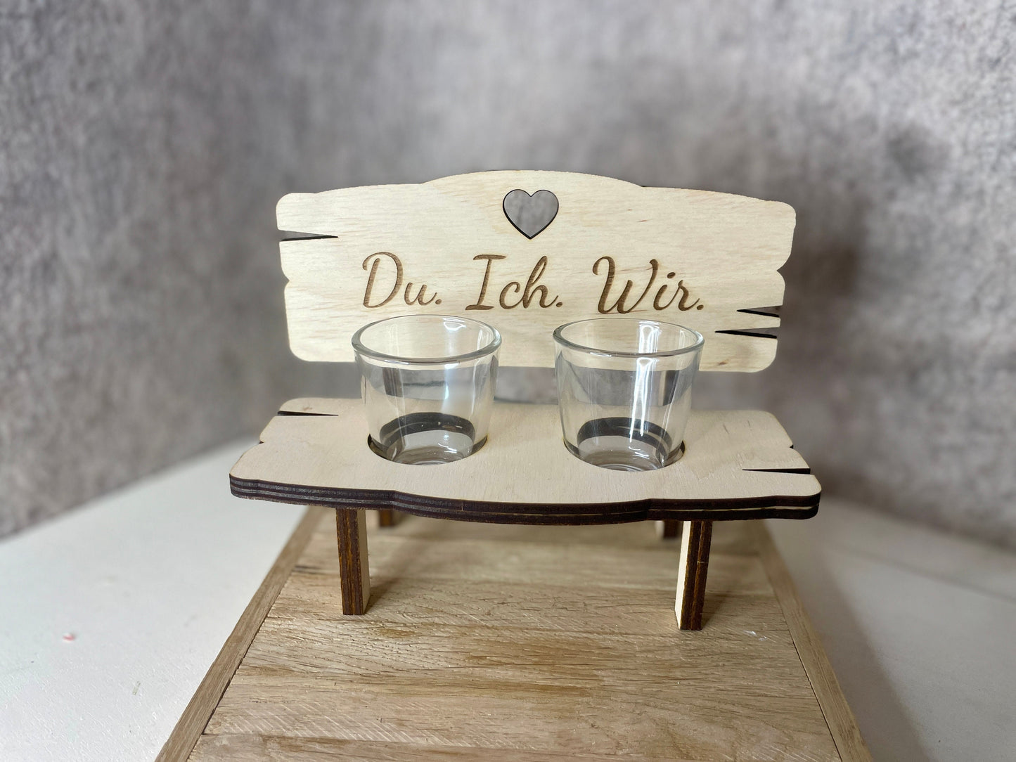 Schnapsbank Holzbank als Geschenk zur Hochzeit Aufschrift Du. Ich. wir. mit Pinnchen