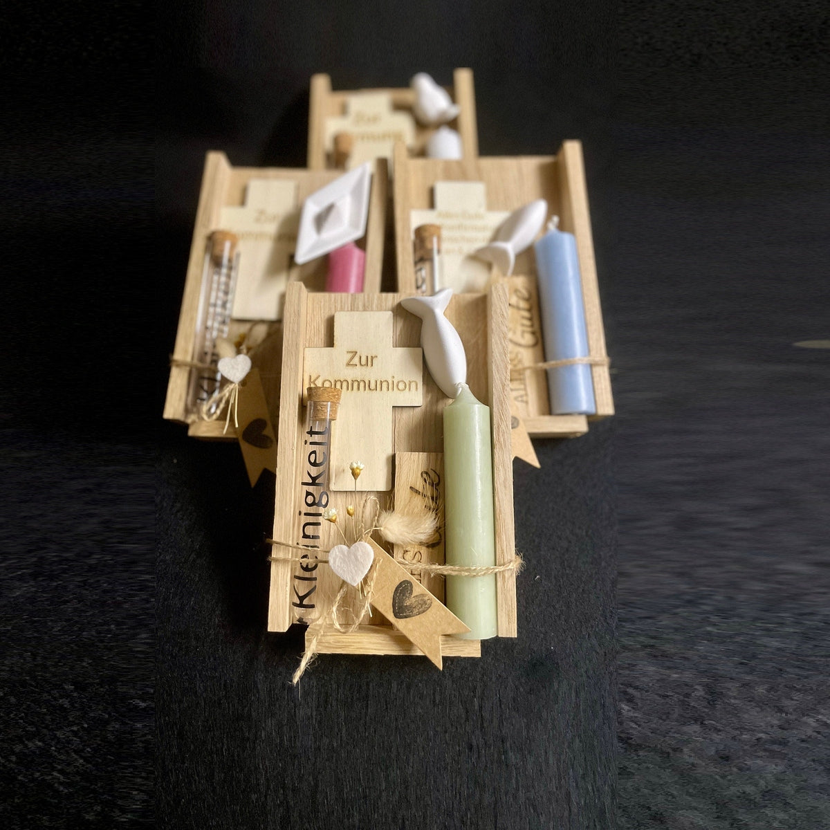 Christliches Geschenkset zur Kommunion mit Kerze, Fisch und personalisiertem Kreuz aus holz mit Röhrchen für Geldgeschenk "Wunscherfüller" Geschenkset Das Glückswerk